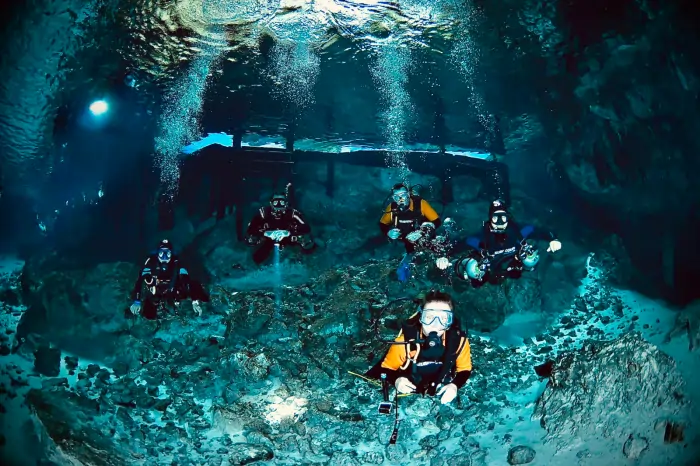Buceo en cenotes para buzos certificados: cómo elegir la ruta correcta en Playa del Carmen