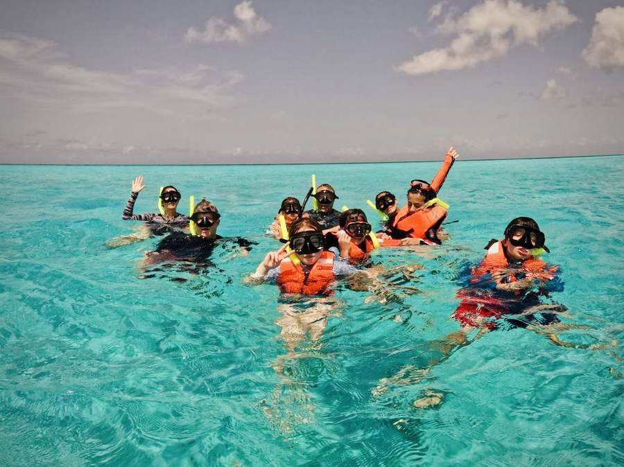Grupo haciendo esnorquel en aguas turquesas de Playa del Carmen