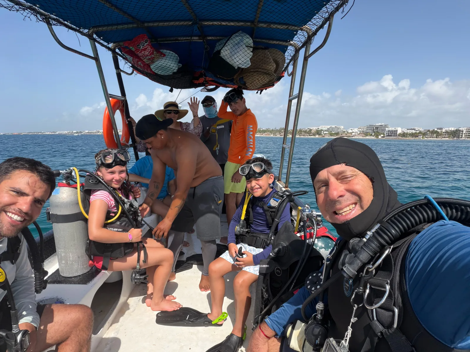 Participantes y guías de Deep Mexico en la lancha antes de un bautismo de buceo Playa del Carmen